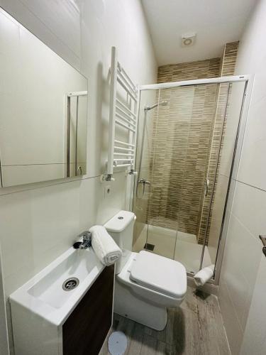 Bathroom, HOSPEDAJE CUATRO VIENTOS in La Latina