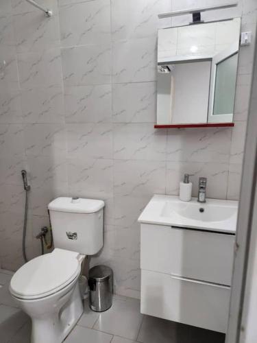 Badkamer, F2 Appart Les Ambassades Point E, Dakar in Gueule Tapee-Fass-Colobane