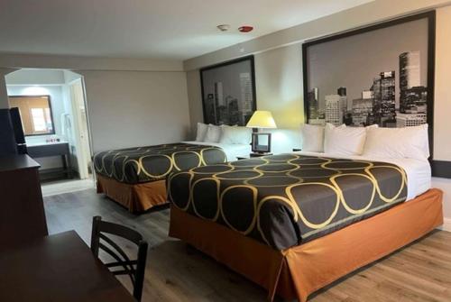 Super 8 by Wyndham Baytown/Mont Belvieu - image 3