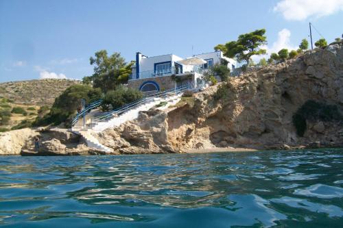Villa Nikolitsa with private beach - Accommodation - Megara