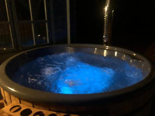 Highland cabin - relaxing hot tub in North Kessock