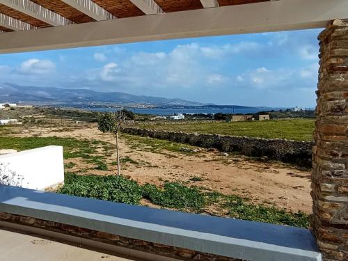 4 bedrooms appartement with sea view and enclosed garden at Antiparos 1 km away from the beach