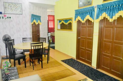 Dom (112 m²) w okolicy Ketereh z 3 sypialniami i 2 łazienkami (Niks Homestay Kok Lanas) in Ketereh