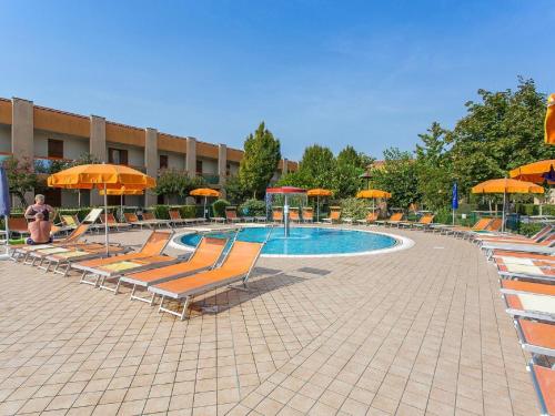 Swimming pool, Lovely apartment in Caorle with shared garden in Brian