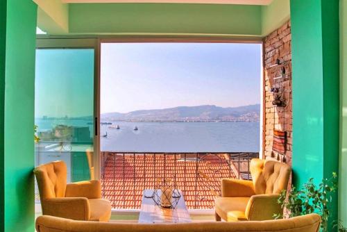 Flat with Great View and Central Location in Konak