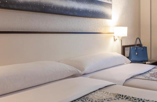 Double or Twin Room image 10