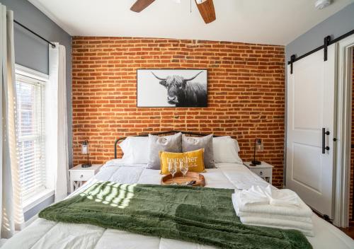 Cozy Townhouse Downtown w/ Game Room & Rooftop in Baltimore, USA