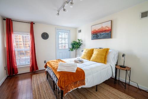 Cozy Townhouse Downtown w/ Game Room & Rooftop in Baltimore, USA