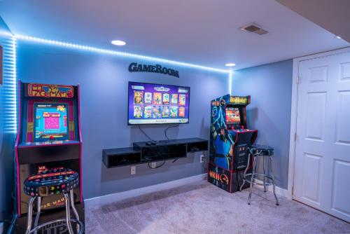 Cozy Townhouse Downtown w/ Game Room & Rooftop