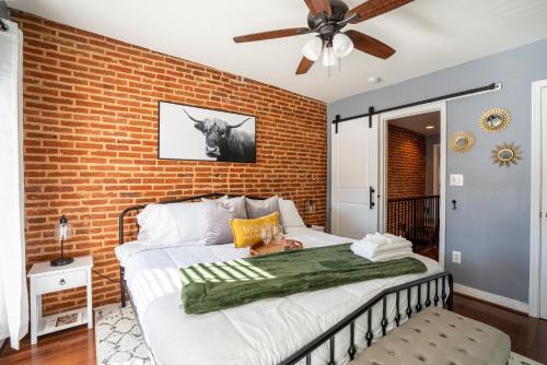 Cozy Townhouse Downtown w/ Game Room & Rooftop in Baltimore, USA