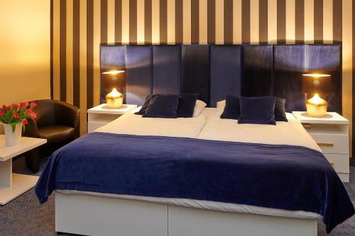1 queen bed, 1 sofa bed