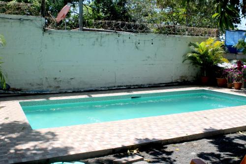 Swimming pool, Kali Guest House in La Libertad