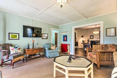 Newland Mountain Cottage with Fire Pit 8 Mi to Ski! in Montezuma, USA