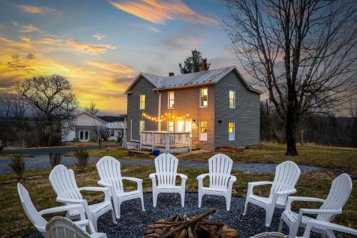 The Orchard, a family friendly home- hot tub, fire pit, yard games