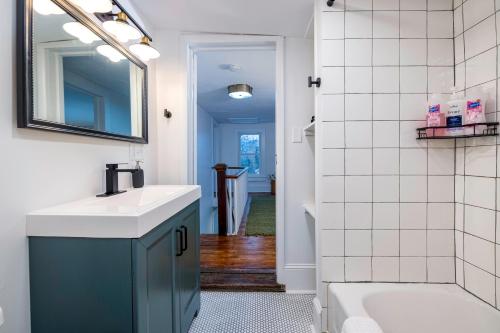 The Orchard, a family friendly home- hot tub, fire pit, yard games in Luray, USA