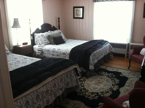 Queen Room with 2 Queen Beds with Shared Bathroom 
