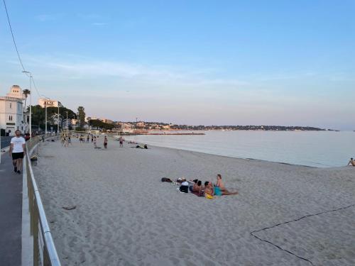 Spiaggia, Appartement tout confort vue mer in Avenue de Cannes