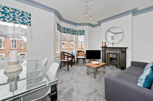 Stylish one bedroom flat near Kew Gardens by UnderTheDoormat