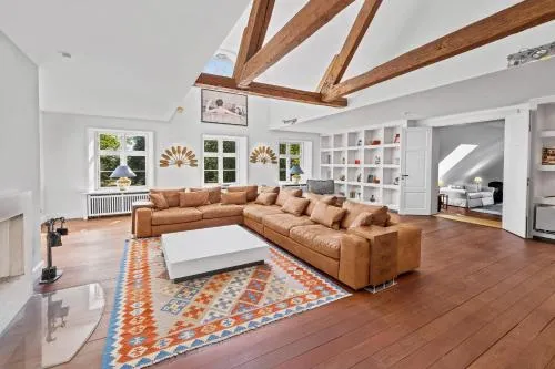 GUT KLETKAMP "Penthouse im Schloss" - Premium-Ferienwohnung mit 5 Schlafzimmern auf 400qm I Kamin I 2 Wohnzimmer I Garten & Terrasse I Wald- und Seeblick I Profi-Küche I 15 Min zur Ostsee I Parkplätze I WLAN in Kletkamp, Deutschland