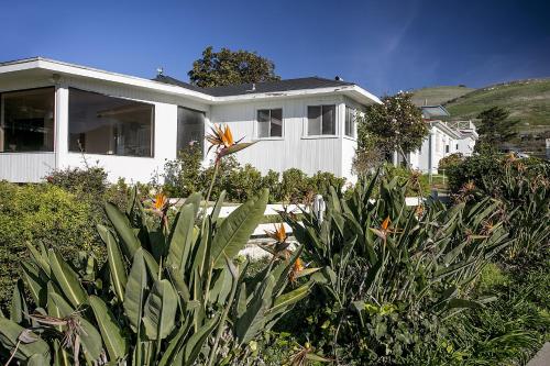 Tides Oceanview Inn and Cottages