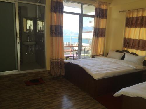 Deluxe Double or Twin Room image 1