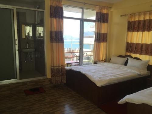 Deluxe Double or Twin Room image 2