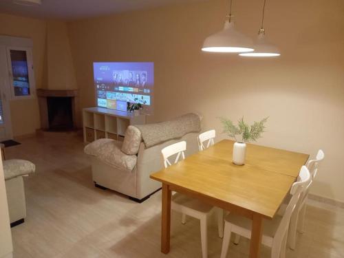 Klein Gredos: Modern 3 bedroom unit with fireplace and aircon .