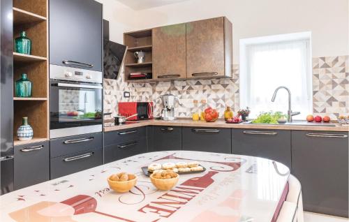 virtuve, Amazing Home In Sajini in Sajini