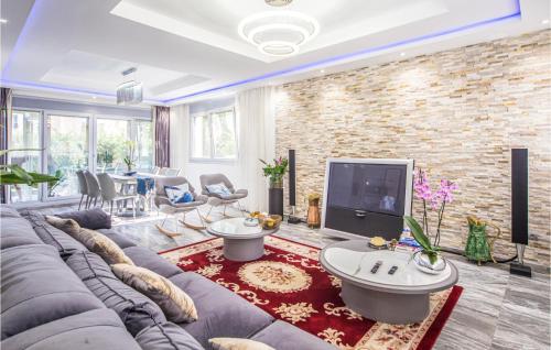  Stunning home in Ribarroja de Turia with WiFi and 3 Bedrooms in Riba-Roja De Turia