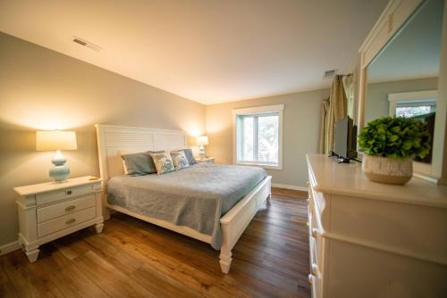 New Finishing Touches Added ! Walk to The Salty Dog South Beach Sleeps 4 Sea Pines New Finishing Touches Added ! Walk to The Salty Dog South Beach Sleeps 4 Sea Pines