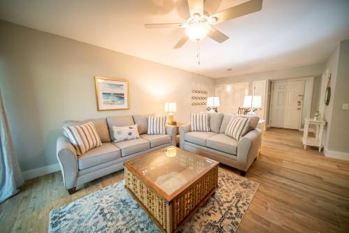 New Finishing Touches Added ! Walk to The Salty Dog South Beach Sleeps 4 Sea Pines New Finishing Touches Added ! Walk to The Salty Dog South Beach Sleeps 4 Sea Pines