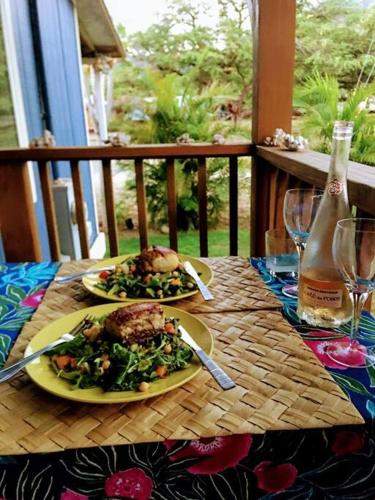 Balcony/terrace, Charming Country Cottage just a few steps from the beach! in Makaha (HI)