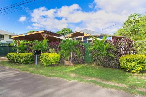 Charming Country Cottage just a few steps from the beach! in Makaha (HI)