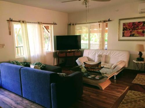 Charming Country Cottage just a few steps from the beach! in Makaha (HI)