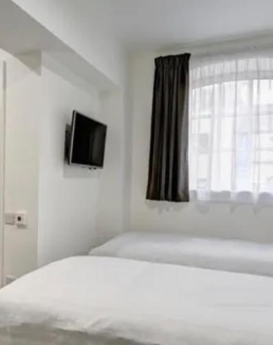 SHM Stays Newly Renovated!! Superb City location 20 min drive to Birmingham Airport NEC & City Centre 10 min walk to Train Station Bus Stop to City Centre outside Property