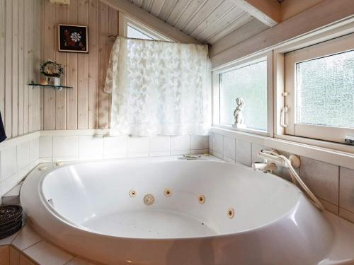 Spa, 6 person holiday home in Hals-By Traum in 哈爾斯