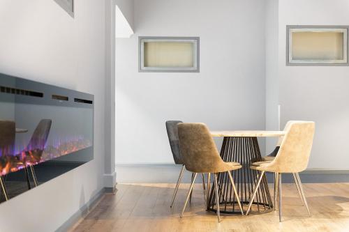 Shared lounge/TV area, Breakfree Sydney on Broadway in Glebe