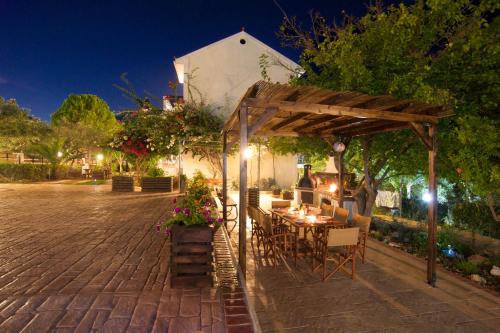 Iris Apartments - Μενεγάτα