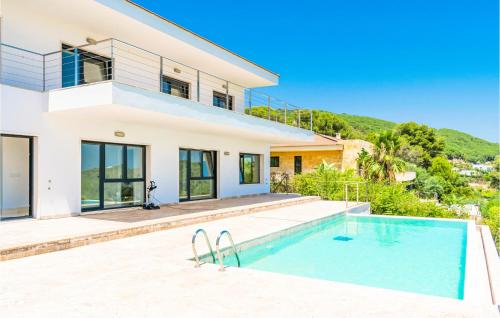  Nice Home In San Roque With 7 Bedrooms, Outdoor Swimming Pool And Swimming Pool in San Roque