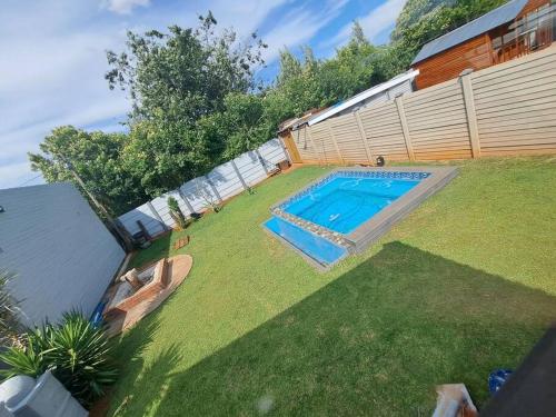 Entire 2 bedroom house with Jacuzzi and pool. in Meyerton