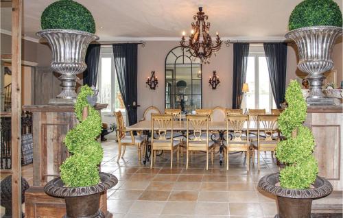 Stunning Home In Pont Saint Esprit With Kitchen