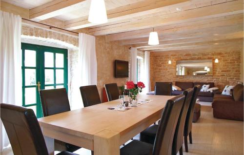 Cozy Home In Kanfanar With Kitchen