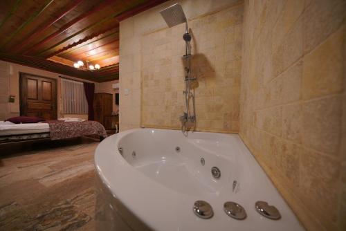 Emit Cave Hotel - image 10
