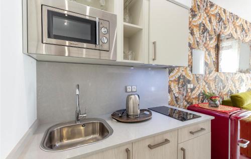 1 Bedroom Gorgeous Apartment In Sevilla, Seville (photo 4)