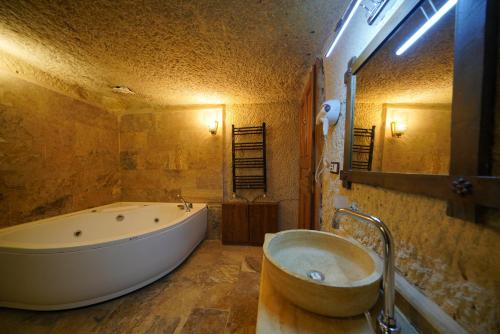 Emit Cave Hotel - image 8