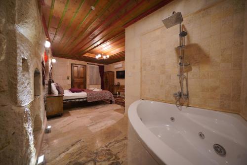 Emit Cave Hotel - image 11