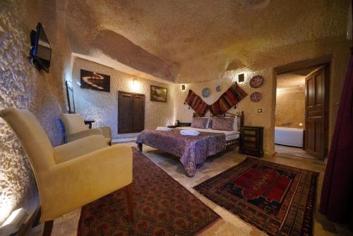 Suite Cave Room