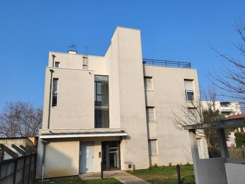 Rooftop 3 Chambres, Terrasse, Garage - Location saisonnière - Vénissieux