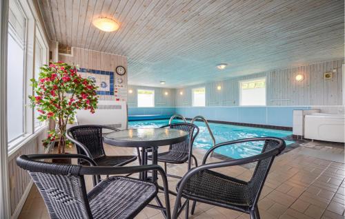 Piscina, Cozy Home In Glesborg With Sauna in Glesborg
