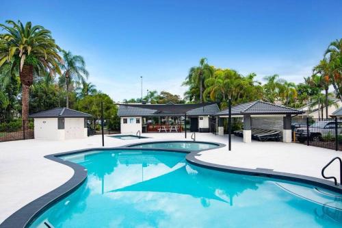 Tranquil Oasis on Pine Lake in Elanora